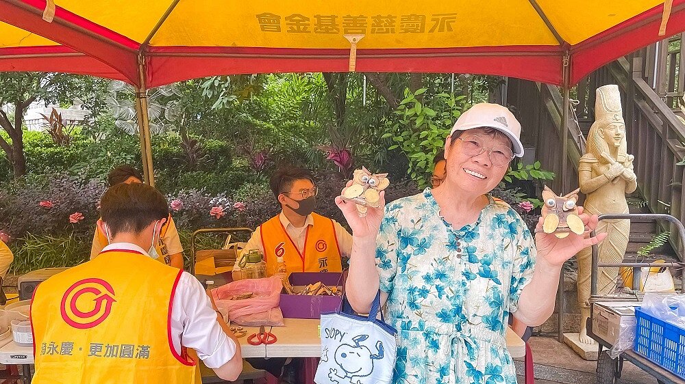 永慶房屋設置DIY手作攤位,讓里民發揮創意,手做出可愛動物造型的裝飾品。
