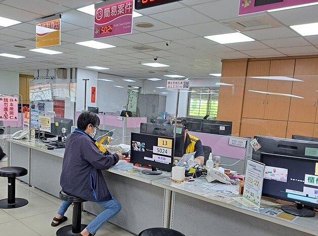 為防堵不法分子冒名登記、變更產權,內政部地政司推出「地籍異動即時通」服務。圖/新莊地政事務所提供