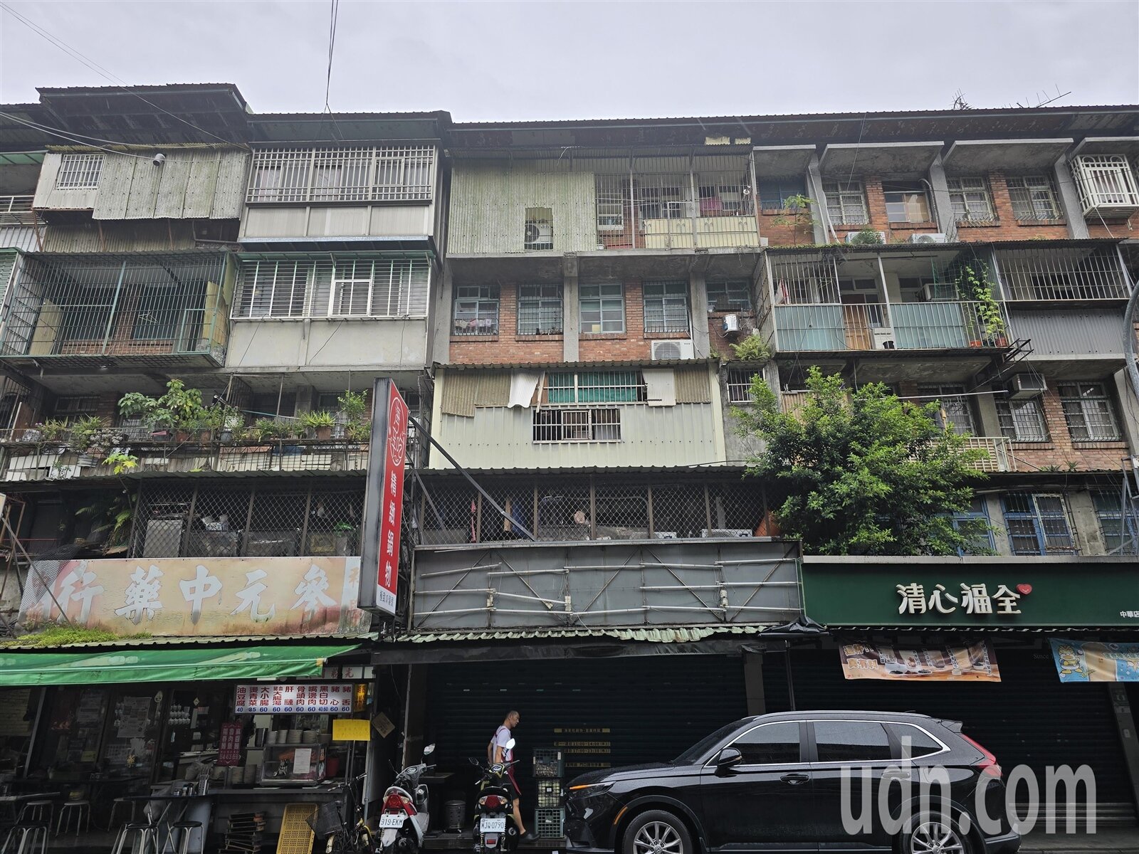 去年0403大地震受影響的建築。記者邱書昱／攝影 