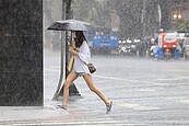 熱帶低壓挾風雨威脅恐穿台過　東半部、南部慎防　氣象署曝成颱機率