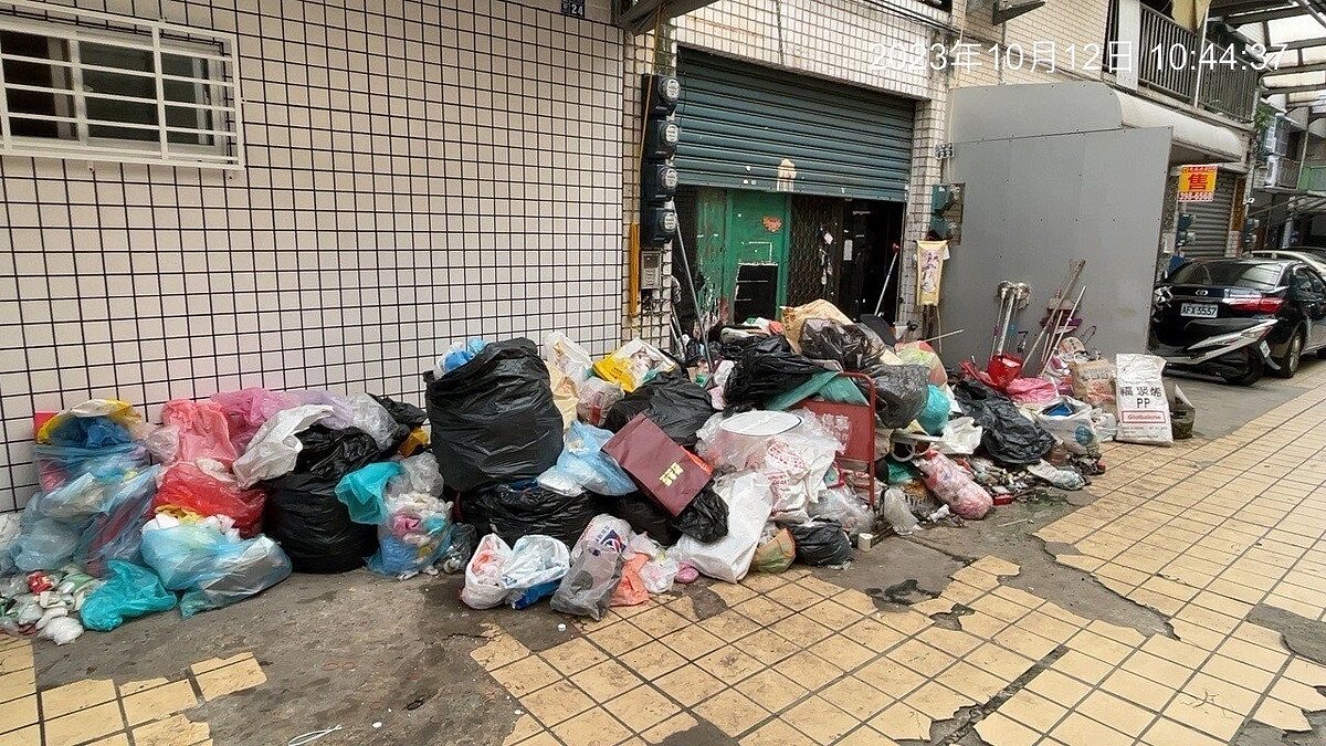 高雄市鳳山區一棟透天厝門口堆滿垃圾,遭環保局開出142張罰單、罰鍰76萬元。圖/高市環保局提供