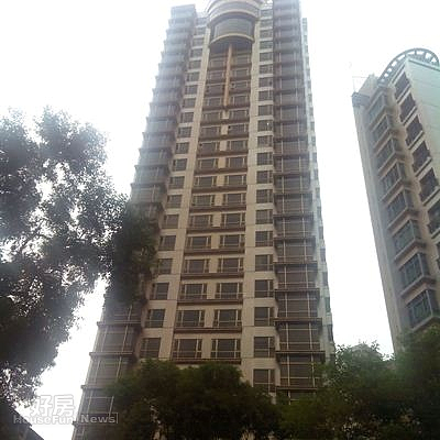 1「百達富麗」座落在和平西路、牯嶺街口，外觀高聳，建材也很講究。