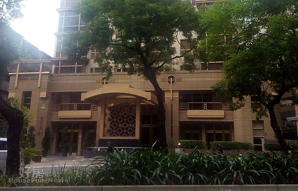 
2金碧輝煌的一樓，彰顯「百達富麗」的豪宅氣度。