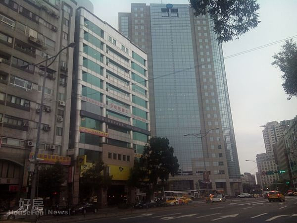 
4在高樓大廈與捷運雙重加持下，有助於周邊房價提升。