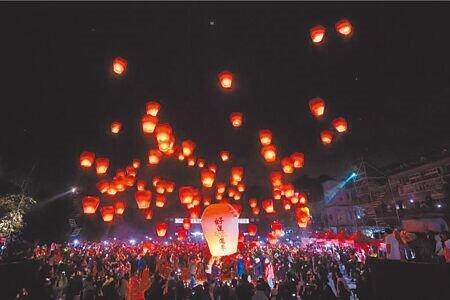 新北市議員林裔綺12日總質詢希望新北市盡速推動已送議會審查的《新北市天燈永續發展自治條例》草案。新北市長侯友宜承諾各局處會全力推動,希望創造經濟、環境、文化三贏。新北市經發局補充,預計自治條例明年上半年通過。(本報資料照片)