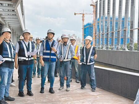 台中市議會交通地政委員會12日至水湳轉運中心工地現勘。(馮惠宜攝)