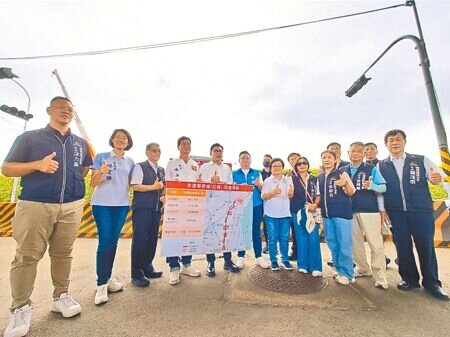 立委會勘,台中市捷運工程局長蘇瑞文(左三)透露,目前有3路線方案。(予菱攝)