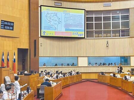 屏東縣內埔鄉人口數逾5萬,位居全縣第三多鄉鎮,縣議員李世淦(右方站立者)建議縣府應就高雄捷運新橘線規畫增加1個環狀路廊行經內埔,以完善交通網絡。(謝佳潾攝)