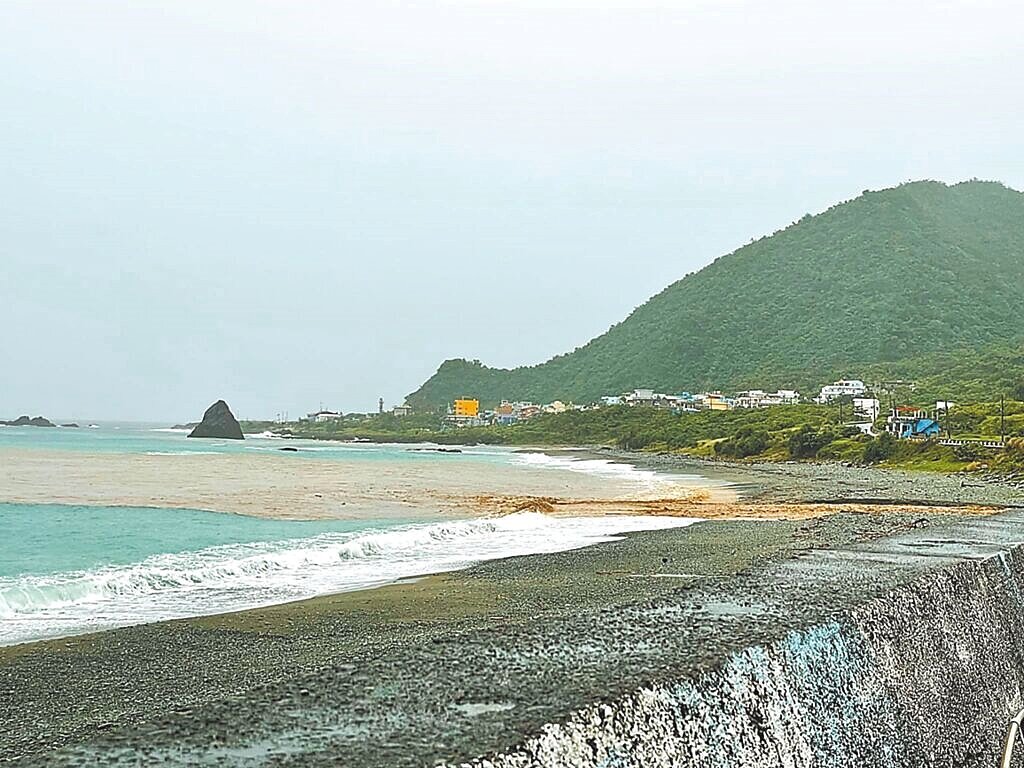 台東縣蘭嶼鄉紅頭溪受雨勢影響溪水暴漲，挾帶大量土石奔流入海，海面呈現藍黃交錯的景象。圖／魯邁提供