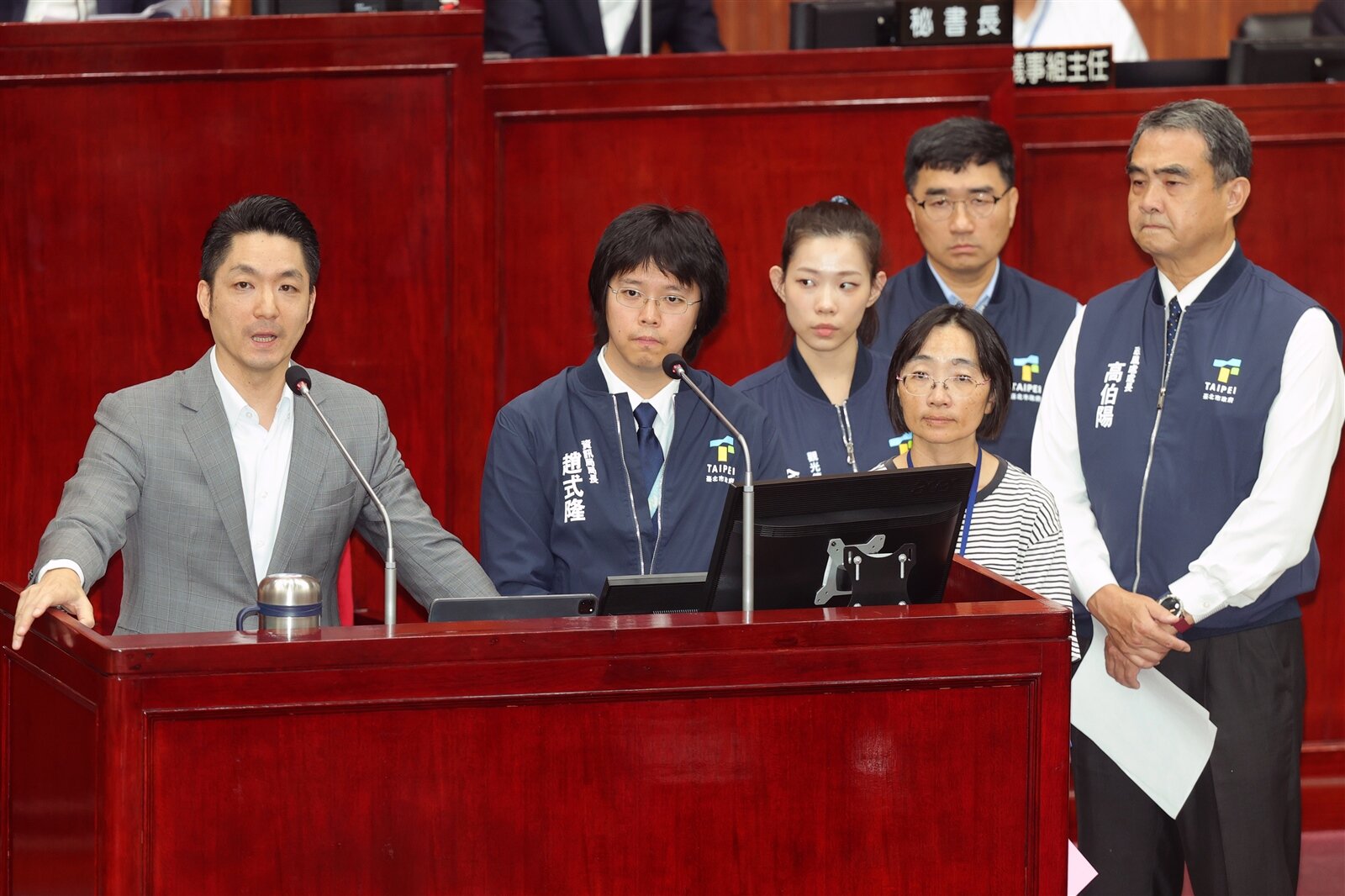 台北市長蔣萬安(左)與各局處長一起出席議會總質詢備詢,回應世壯運相關問題。記者蘇健忠/攝影