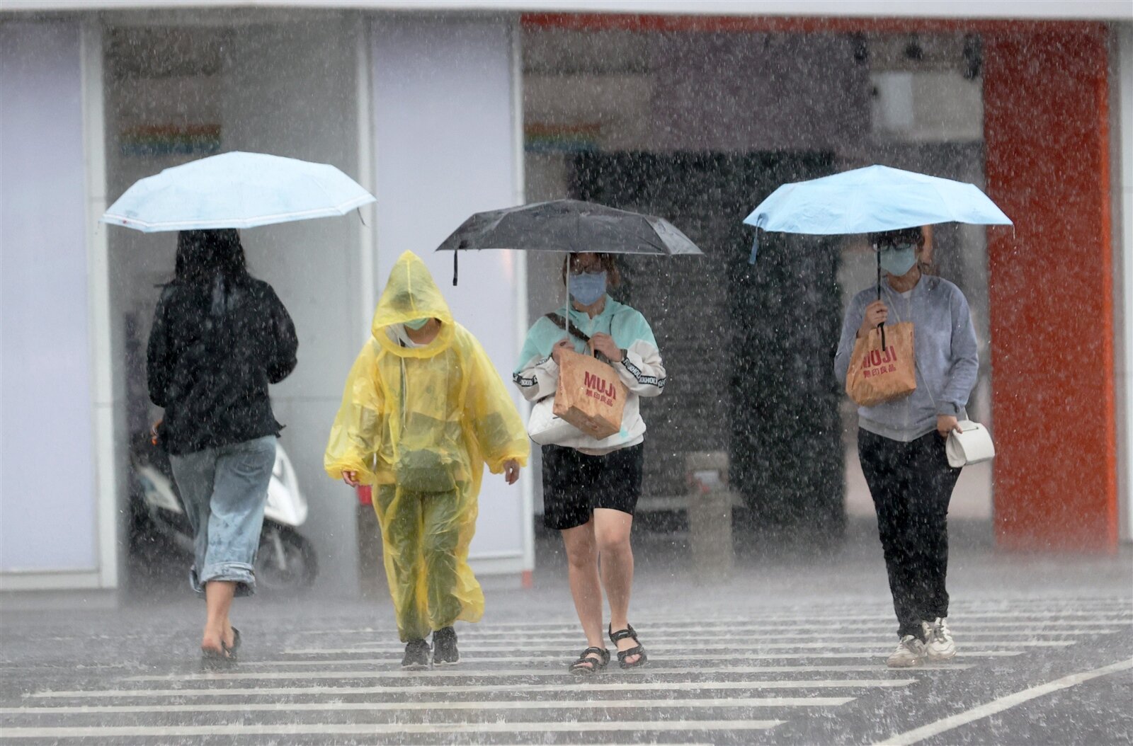 今天嘉義以南及東南部地區有陣雨或雷雨，中部地區有短暫陣雨或雷雨，南部及東南部地區有局部大雨或豪雨發生的機率。本報資料照片 