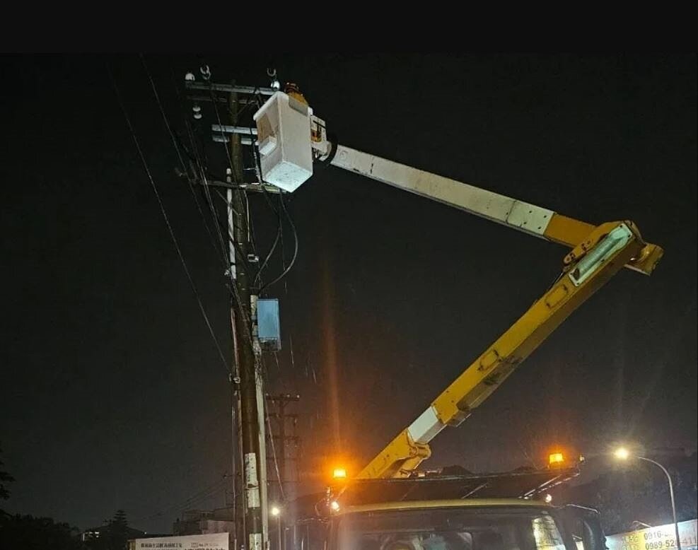 桃園八德4千多戶無預警停電，台電搶修發現鳥巢惹禍。圖/台電桃園營運處提供
