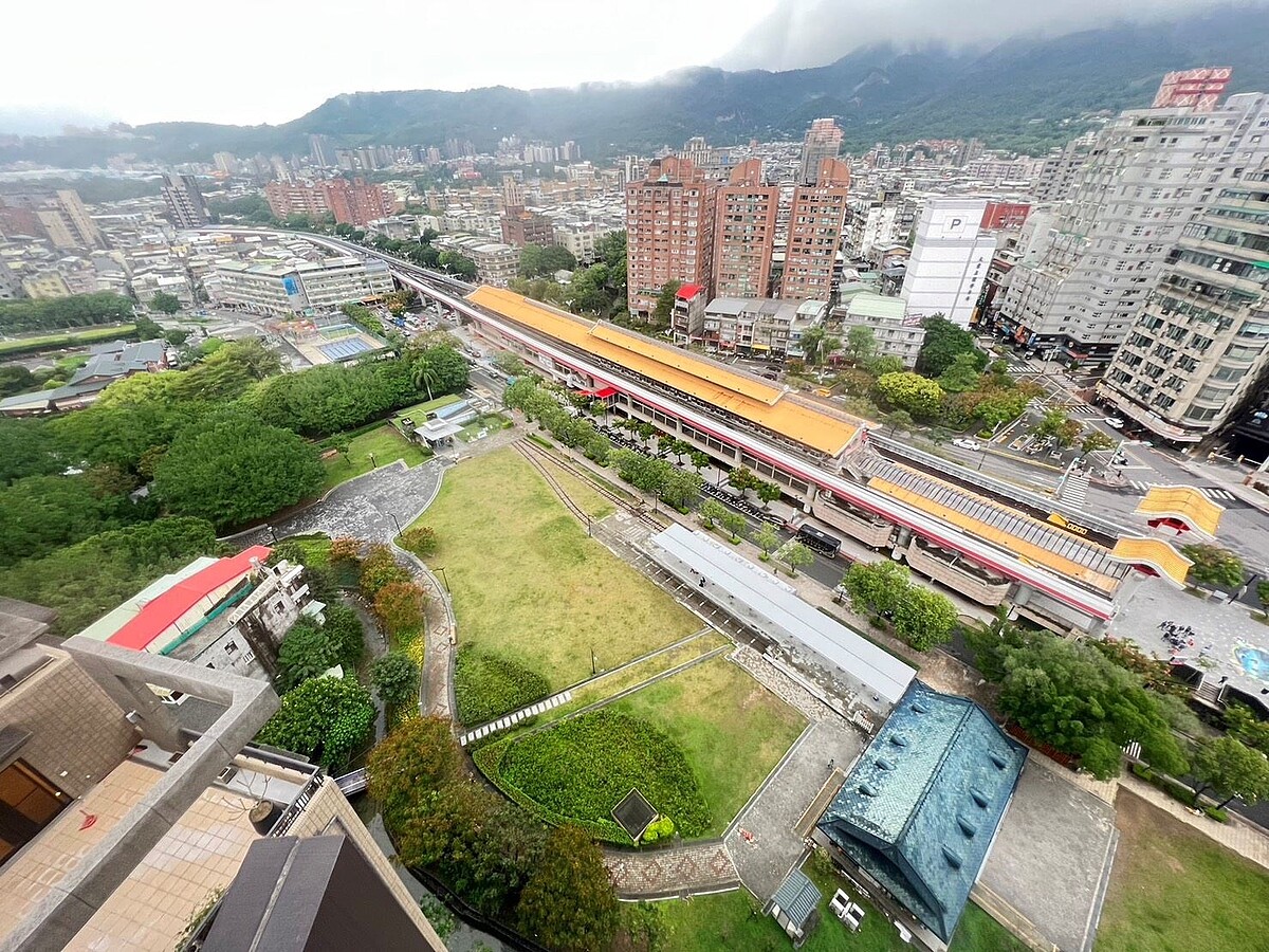 新舊差很大!北市「這3站」捷運宅價差超過8成 捷運新北投站雖然價差幅度高達78.1%,但周邊成屋房價僅4字頭,是榜上CP值高且房價親民的捷運站點。圖/永慶房產集團提供