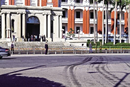 一輛砂石車清晨衝撞總統府,防彈玻璃被撞碎,凱達格蘭大道上留下長長煞車痕。 記者屠惠剛/攝影