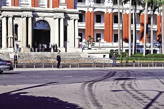 一輛砂石車清晨衝撞總統府，防彈玻璃被撞碎，凱達格蘭大道上留下長長煞車痕。
 記者屠惠剛／攝影