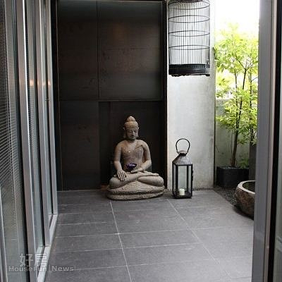 
3．陽台長廊放置收藏的佛像。