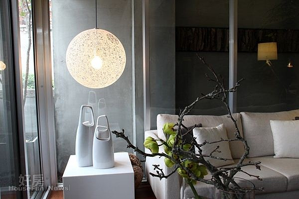 7．利用花藝與花器來點綴空間。