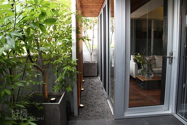 1．陽台往內推，綠意盎然宛如小庭院。 