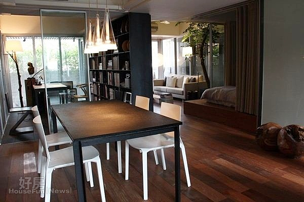 5．書房與餐桌間以透明玻璃隔間，讓空間變得通透。