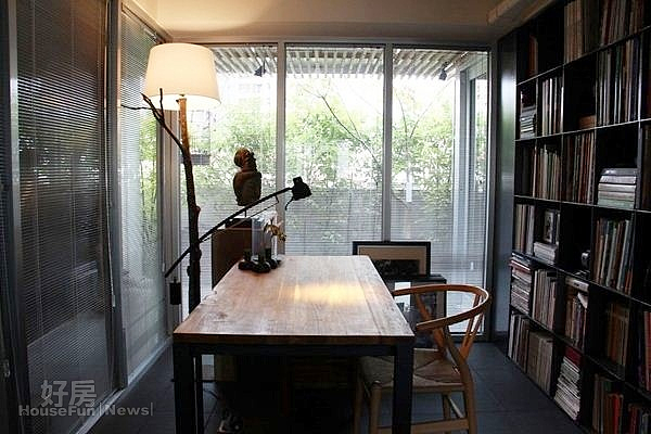 4. 書房沒有做天花板，大片落地窗引進窗外綠意。