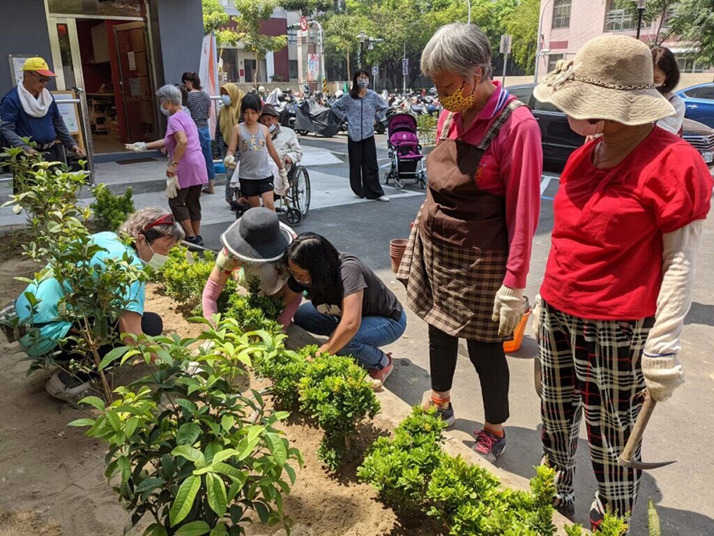 高雄「大同社會住宅」提供適合銀髮族居住的環境,於社宅一樓設立關懷據點,為長者提供多元活動。圖/高雄市都發局提供