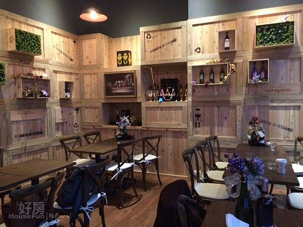 2.店裡的牆全都用紅酒箱釘上去,靠近一聞還能聞到木頭香。