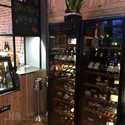 
3.一旁的紅酒櫃，珍藏了許多不同產地、年份的紅酒，價值不斐。