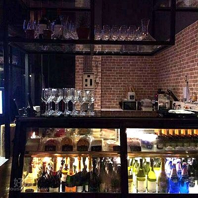 4.店內的餐櫃區,牆上刻意採用紅磚,很有南法風的FU。