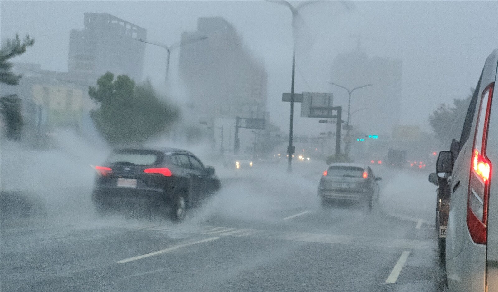 迎風面的中南部為陰有短暫陣雨或雷雨的型態,尤其今天白天有時還是會伴隨較明顯的雨勢,外出仍要留意降雨。圖為高雄大雨。記者林保光/攝影