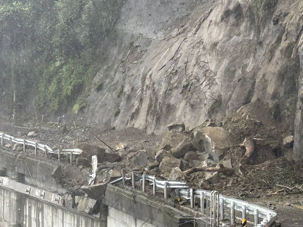 嘉義縣台3線310.35公里處13日早豪雨坍方,巨大落石從山坡滾落超嚇人。圖/記者黃于凡翻攝