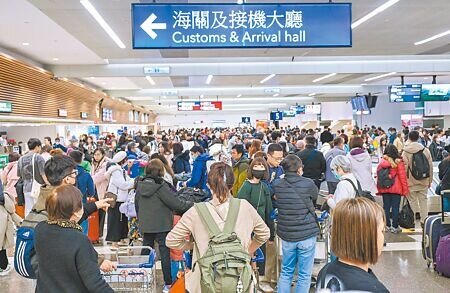 人事總處公布,2026年共有9個連假、春節可放9天。圖為桃園機場入境旅客人潮在行李轉盤前等候提領行李。(本報資料照片)
