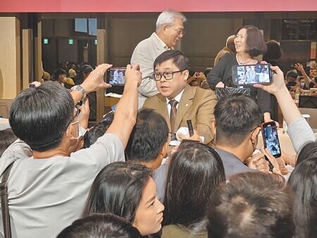 星宇航空13日舉行股東常會,由董事長張國煒(中)主持,會後小股東湧上索取張國煒簽名或詢問經營問題,宛如小型粉絲會。(黃琮淵攝)