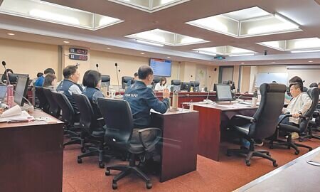 台北市議會民政委員會13日討論調漲基礎鄰里建設服務經費,該提案也獲議會不分黨派議員支持。(丁上程攝)