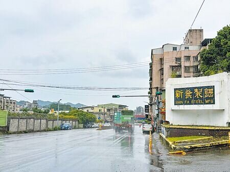 基隆市政府近日核准新發製鋼公司提出產業園區申請,將可望結合市府規畫的北五堵河谷廊帶,形成新興的產業聚集地。(張志康攝)