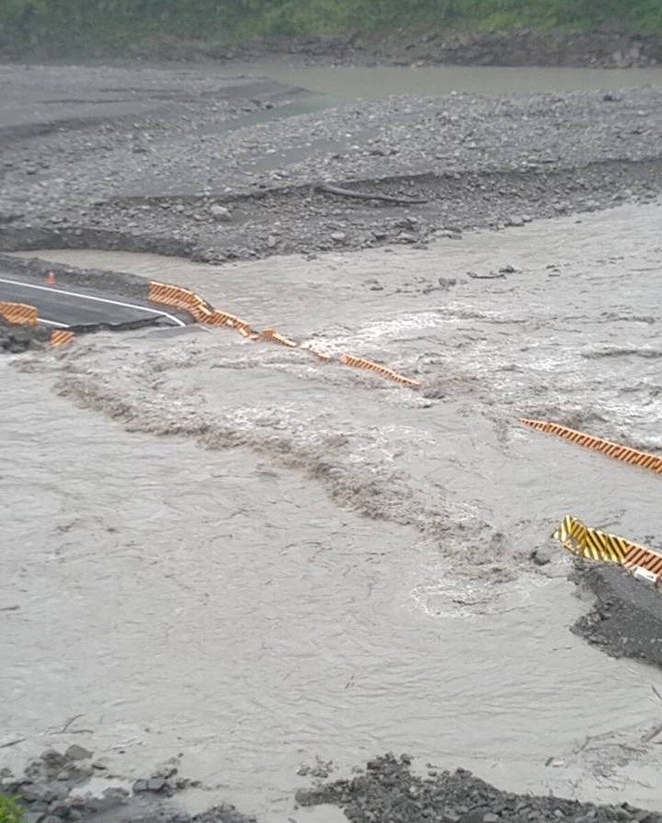 台20線南橫明霸克露橋段的溪底便道遭洪水沖毀，路面長度至少100公尺。圖／議員高忠德提供