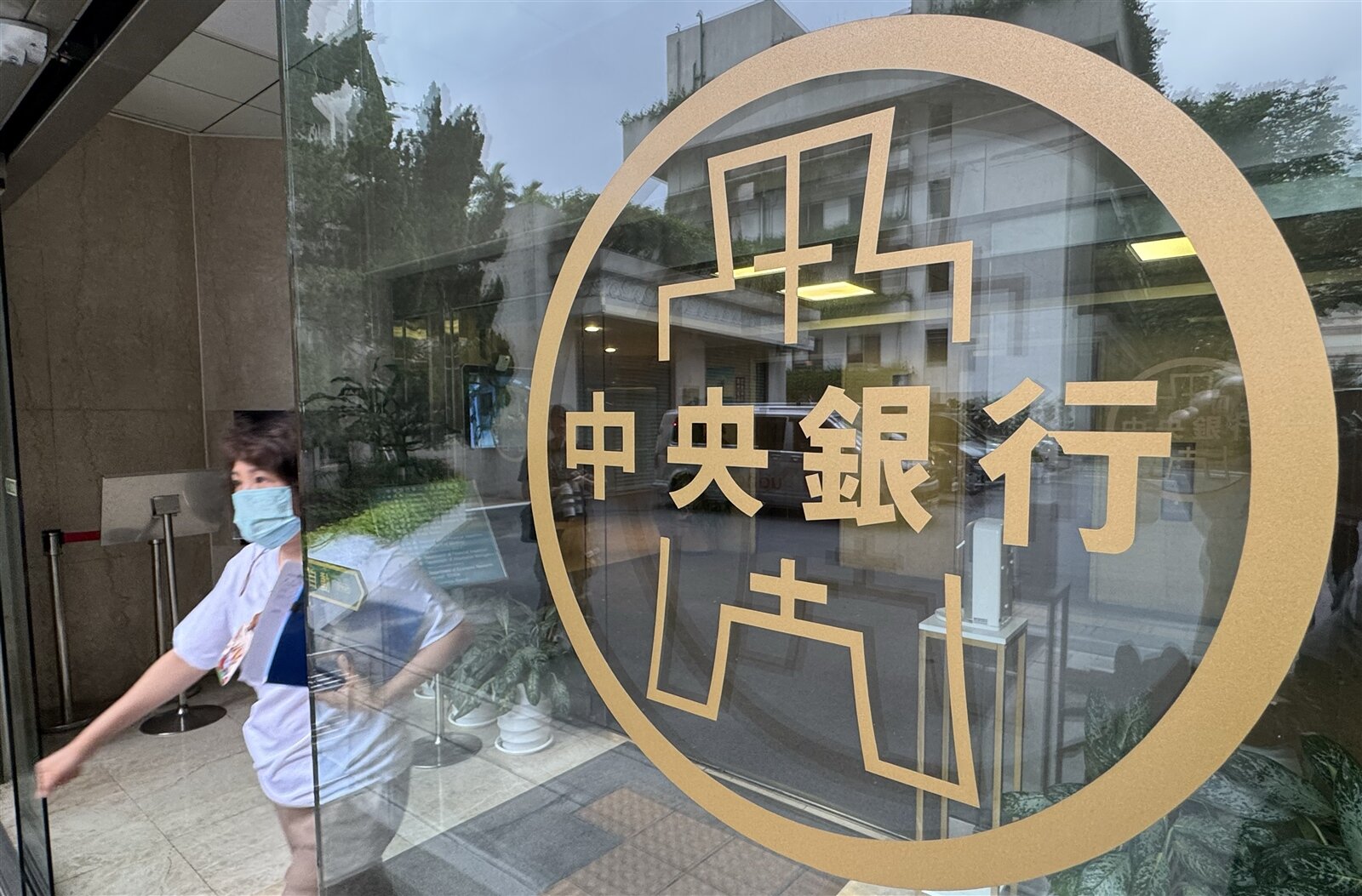 中央銀行19日決議，重貼現率、擔保放款融通利率及短期融通利率，分別維持年息2%、2.375%及4.25%。 聯合報系資料照