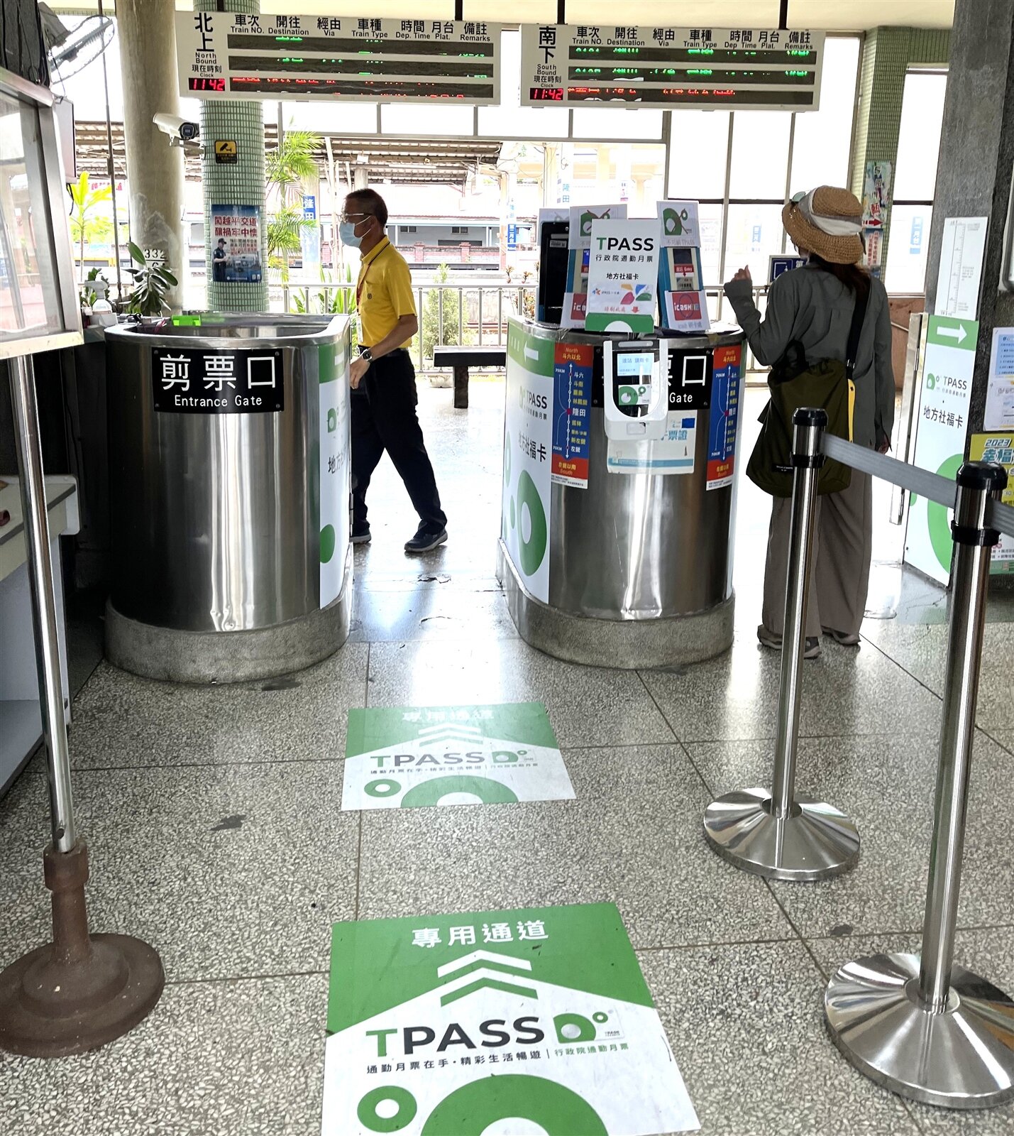 台南市議員昨質詢要求「南嘉嘉」的TPASS通勤月票應盡早啟用，圖為台鐵月台的TPASS票口。記者吳淑玲／攝影 