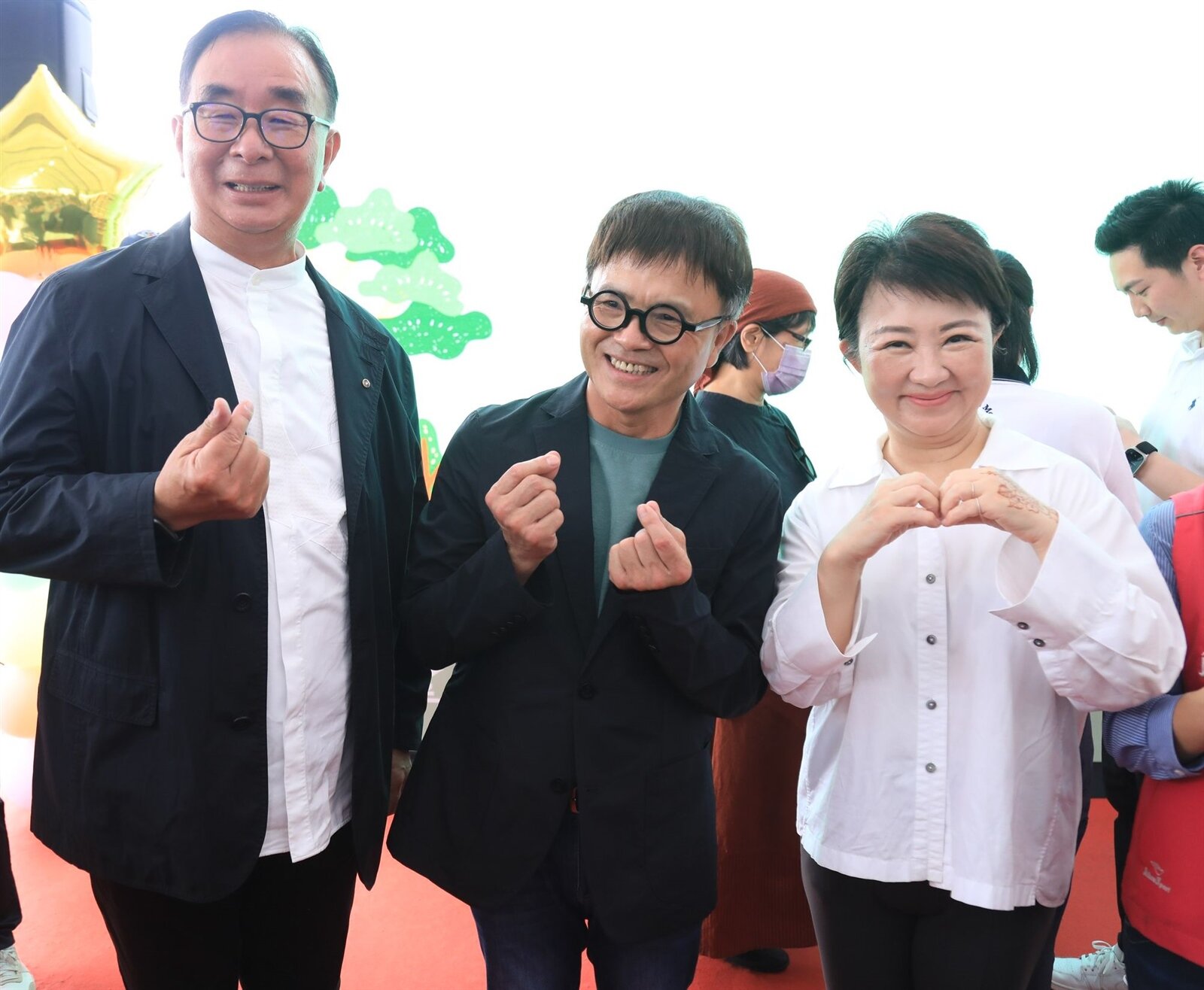 台中羅布森圖書館開工,市長盧秀燕(右起)、羅布森董事長汪世旭、麗明營造董事長吳山春一起慶祝。記者趙容萱/攝影