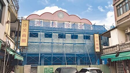 曾在軍管時期為無數於前線服役的阿兵哥們留下美好回憶的「金沙戲院」已荒廢逾30年。金門縣文化局為重現地區民眾與戲院的共同記憶,已於6月正式啟動修復,致力將其打造為「金門大三巴」,以帶動觀光發展。(于家麒攝)