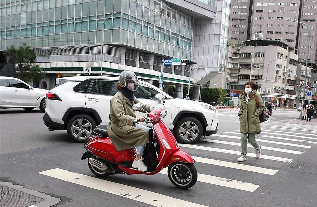 交通部修法調高駕駛未停讓導致行人死傷裁罰金額,新制6月30日實施。示意圖/中時資料照片