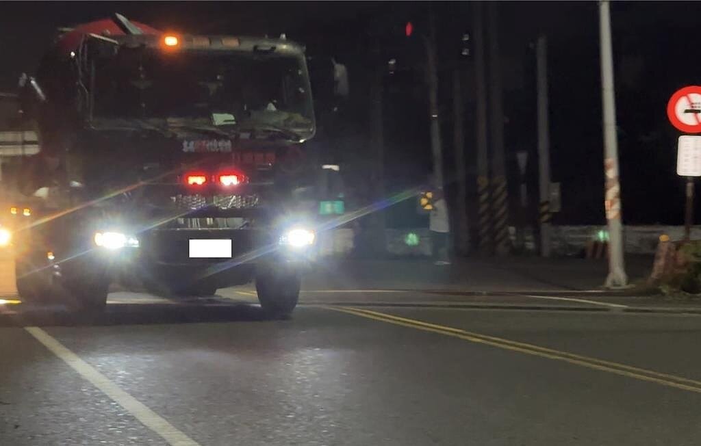 南77市道為台南市至嘉義縣道路之一，經常有不少水泥車通行，鹽水區汫水里民近期便投訴民代，痛批大量水泥車違規於夜間10時後通行，噪音嚴重影響居民作息。圖／民眾提供