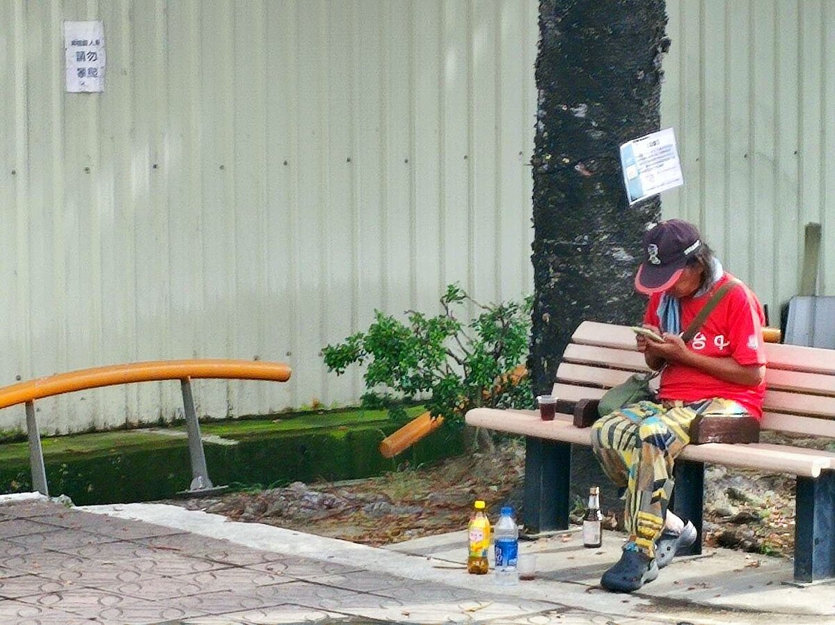 台中大里內新人行廣場遭一名女街友(紅衣)占用。圖/台中市議員張芬郁提供