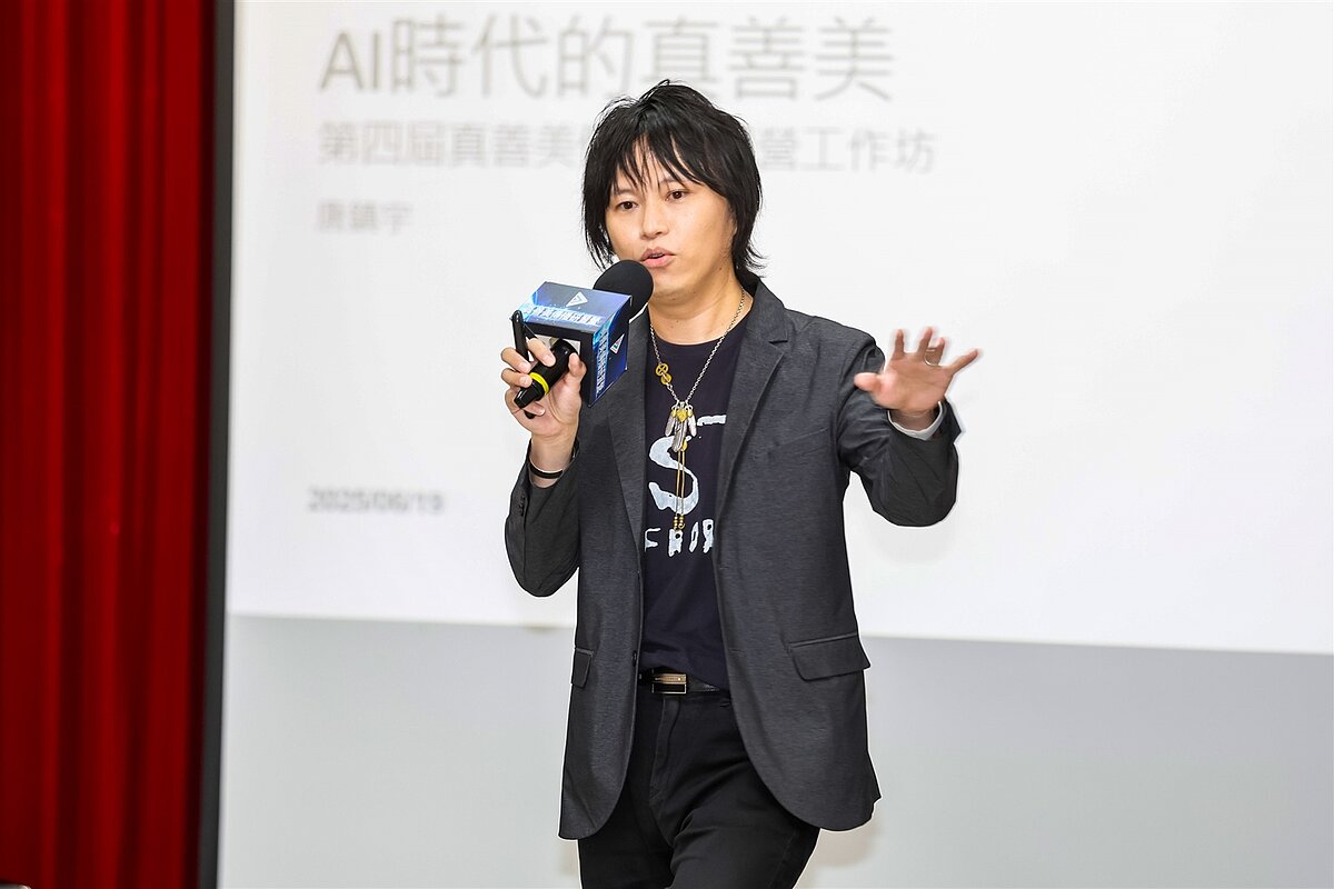 東森新媒體資深記者唐鎮宇就分組競賽的規則進行說明,並揭曉競賽題目和評分標準。圖/中華文化推廣協會提供