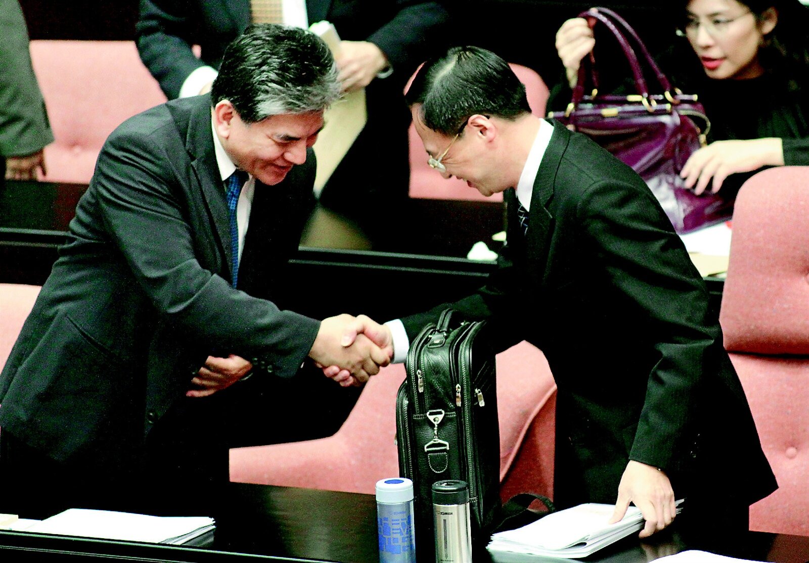 地政士法覆議案,在野質疑行政院長江宜樺(右)與內政部長李鴻源(左)內鬥。昨江李在立院握手破除「江李心結」的質疑。 記者曾學仁/攝影