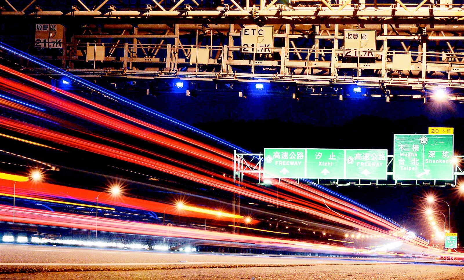 春節國道夜間免收費時段將延長為10小時,許多用路人拍手叫好,但這項優惠措施,究竟是造福用路人,讓國道一路順暢,還是因為駕駛人紛紛湧入國道而造成大塞車,明天過後將可見分曉。 記者鄭超文/攝影