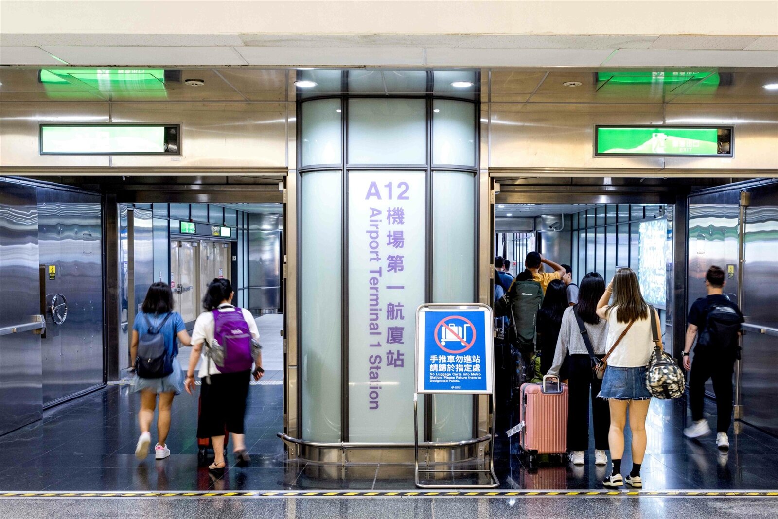 隨著疫情解封及邊境開放,經由機捷A12機場第一航廈站出入境的旅客已明顯增加。圖:桃捷提供