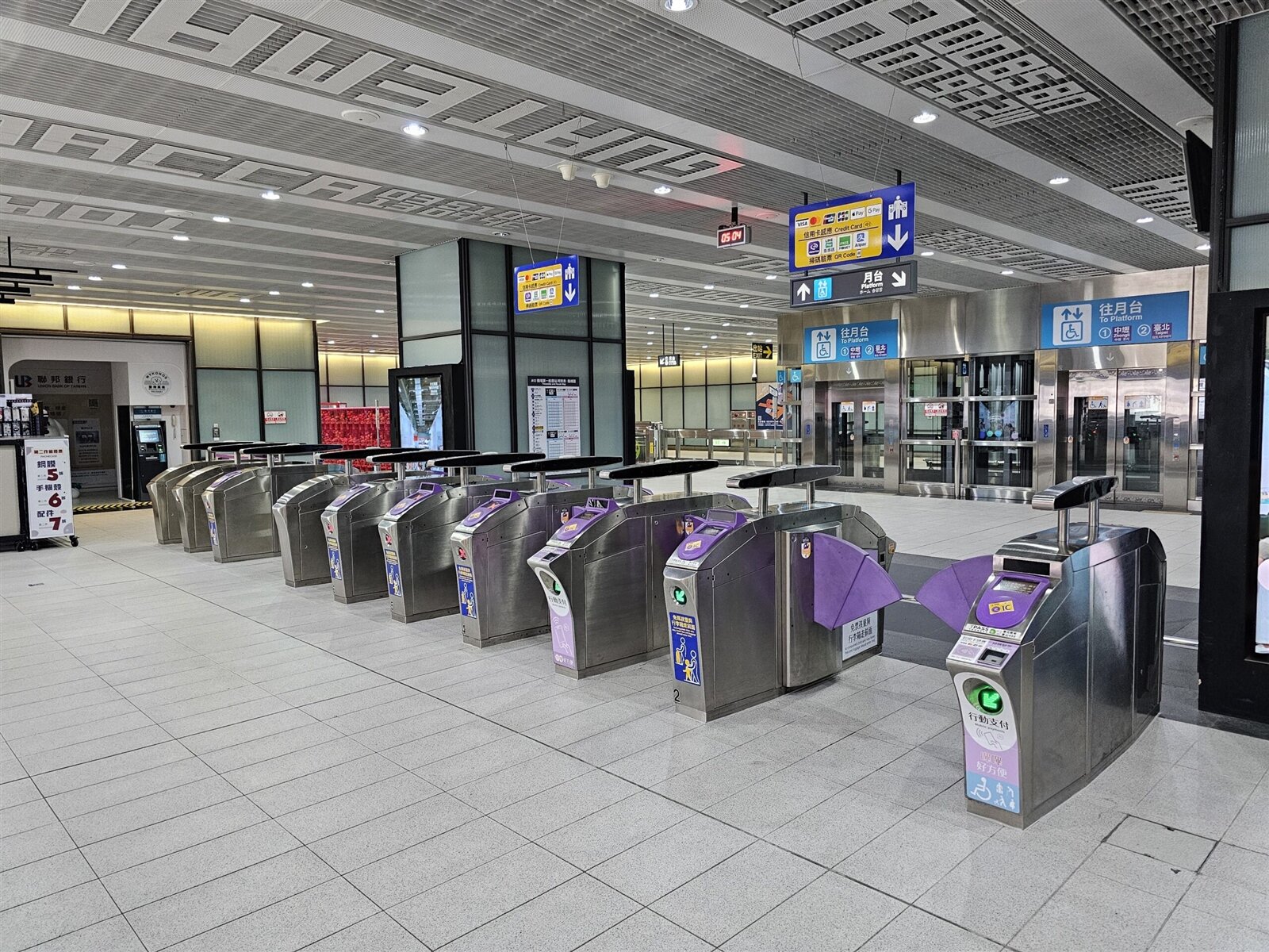 桃捷移設完成及啟用機捷A12機場第一航廈站的8座自動收費閘門。圖:桃捷提供