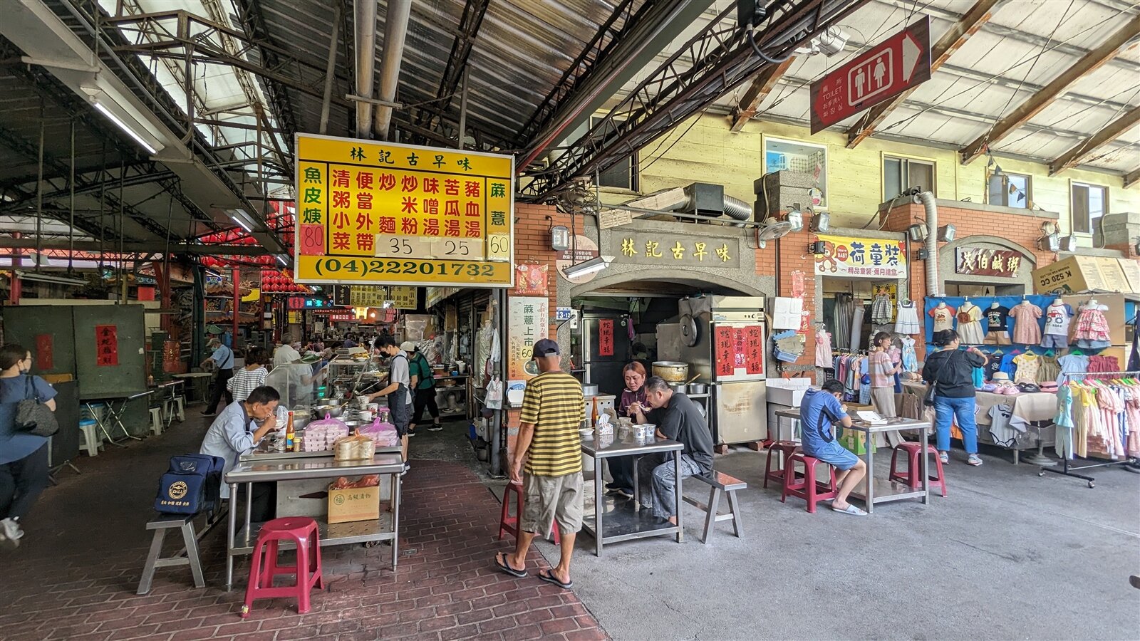 台中中區第二市場有數十年歷史,包含54間店面與300多個攤位,藏著不少老饕的愛店。記者陳敬丰/攝影