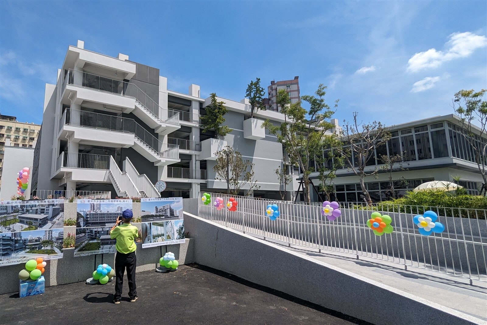 第二市場停車場旁的建物，一樓正在開放店鋪招商，二樓則作為中區親子館，預計明年初啟用。記者陳敬丰／攝影 