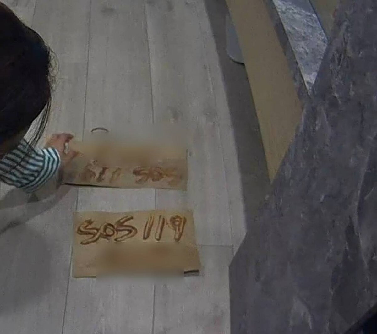 柯女被反鎖在廚房43小時,利用番茄醬在外送紙袋上寫下「SOS 119」丟出後被鄰居撿到報案才得以獲救。圖/警方提供